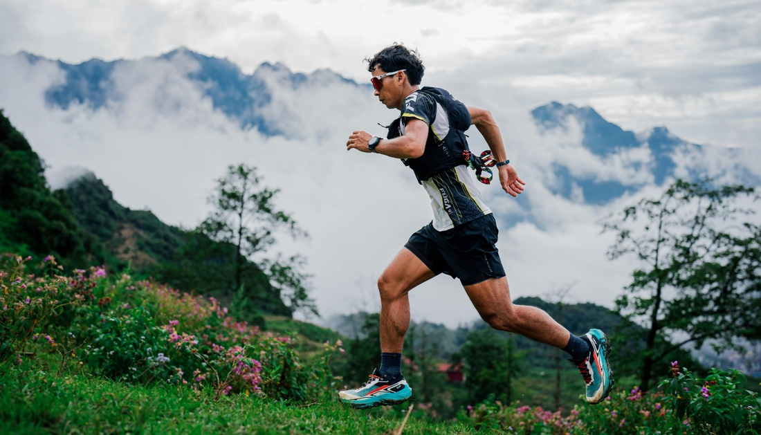 How does 360° adjustable nose pad technology improve comfort in sports eyewear?